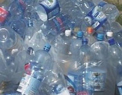 The PET Bottle Movement calls for the removal of the waste floating in the river Tisza