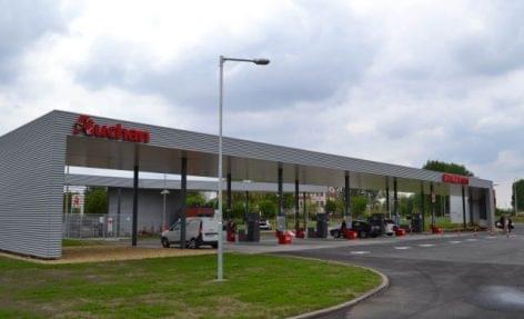 Országszerte 17 Auchan benzinkúton tankolhatnak az autósok ellenőrzött minőségű üzemanyagot