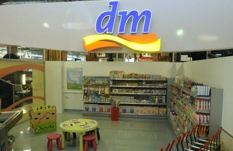 The dm offers a new convenient service: the customers can pay via mobile phone