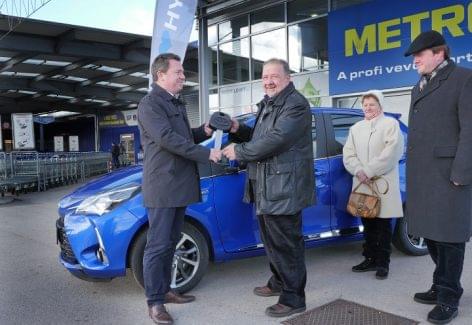 The happy winner of the METRO prize game could take his car home