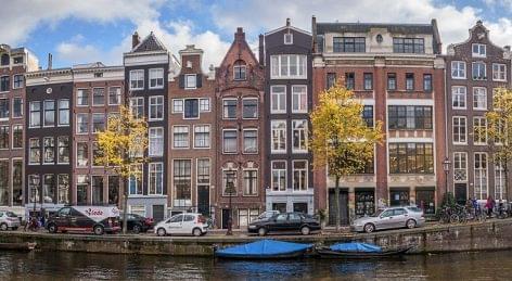 Hollandiában újranyitottak az éttermek, bárok és kávézók