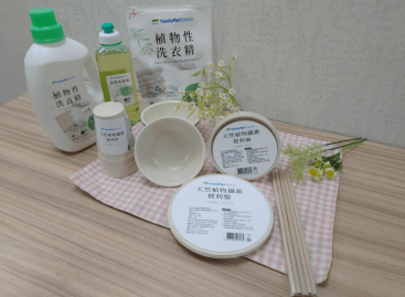 Lebomló tányérokat, poharakat és szívószálakat kínál a Family Mart Tajvanban