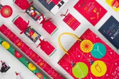 Csillámmentes karácsonyi csomagolóanyagok a Marks & Spencer-től