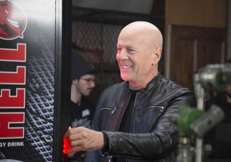 Bruce Willis dupláz a HELL-lel és a világ legjobb nőjével forgat