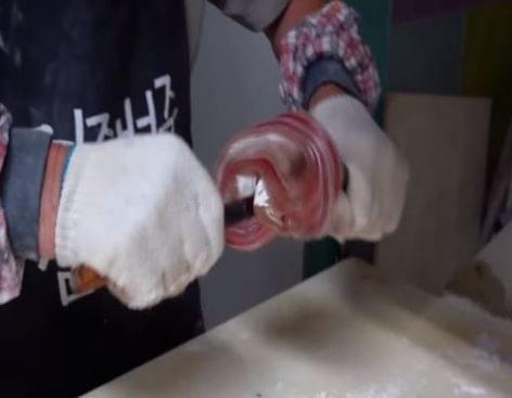 Csíkos cukorkát csinálni egyszerű – A nap videója