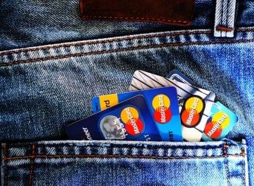58 percent of Hungarians pay with their card at the store on a daily basis