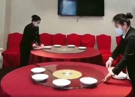 Waiters like jugglers in the chinese reastaurant – Video of the day