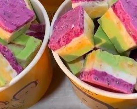Szivárványszínű (és ízű) gyümölcsfagylaltkocák – A nap videója