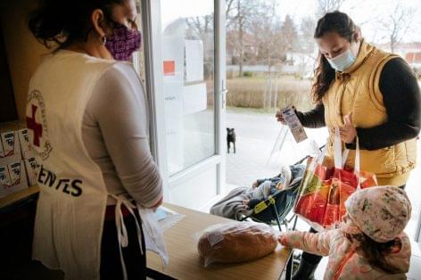 Az Auchan újabb támogatásának köszönhetően folytatja a kenyér- és tejosztást a Magyar Vöröskereszt