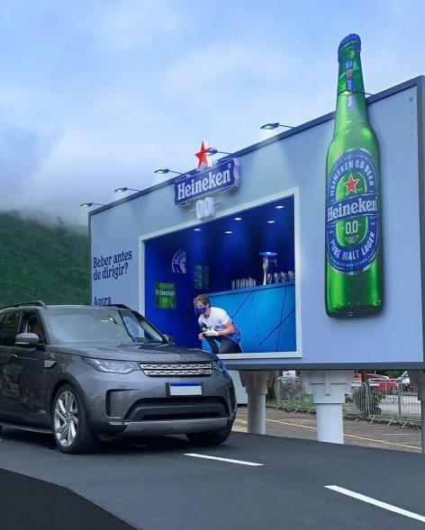 Heineken Created a Pop-Up Outdoor Bar Serving Zero-Alcohol Heineken 0.0 – Picture of the day