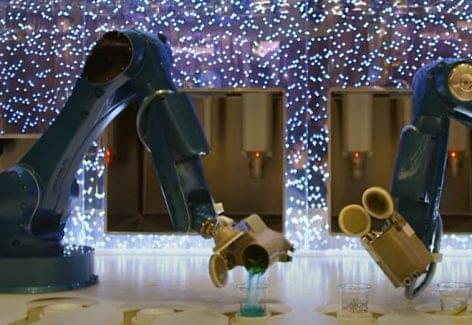 Robot-mixerek az óceánjáró bárjában – A nap videója