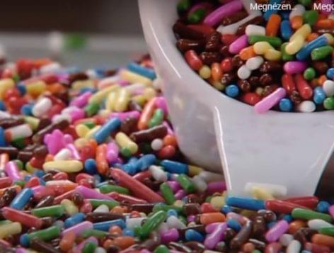 Érdekli, hogyan készül a tortákra, fagylaltokra szórt színes-fényes cukorka? – A nap videója