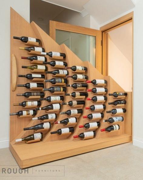 Klímakontrollált bortár a lépcső alatt – A nap képe