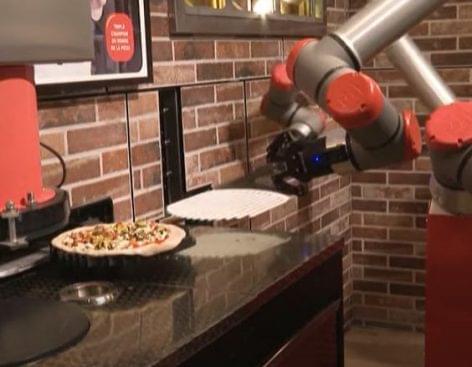 Van-e szervízdíj ott, ahol robot készíti és árulja a pizzát? – A nap videója