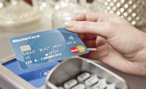 Three quarters of Hungarians regularly pay with bank card