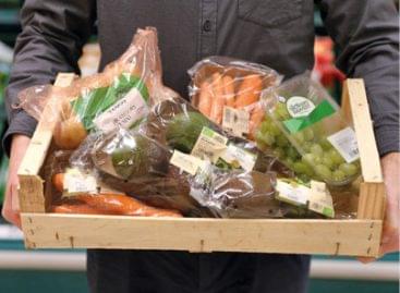 Pre-packaged Tesco fruit and vegetables in recycled packaging