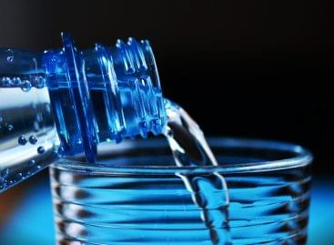 Az ALDI a palackozott víz porciózásával reagál a kánikulára az Egyesült Királyságban