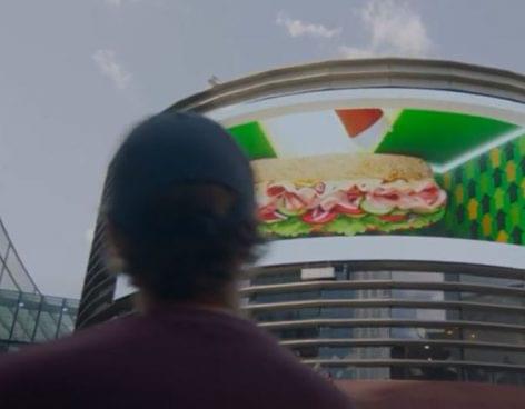 Outdoor-reklám, 2022 – A nap videója