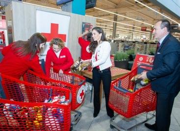 Ezen a hétvégén még folytatódik a Magyar Vöröskereszt adománygyűjtése az Auchan áruházakban